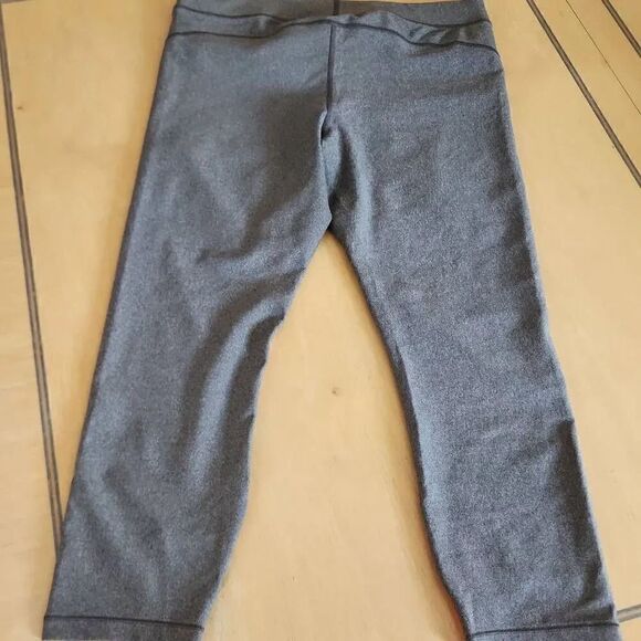 Under Armour gray and orange capri legging women's size L - Picture 2 of 3